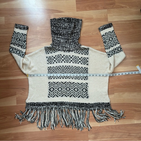 Miss Me Rare Bohemian Southwestern Navajo Fringe Turtleneck Sweater Size M/L - Picture 8 of 12